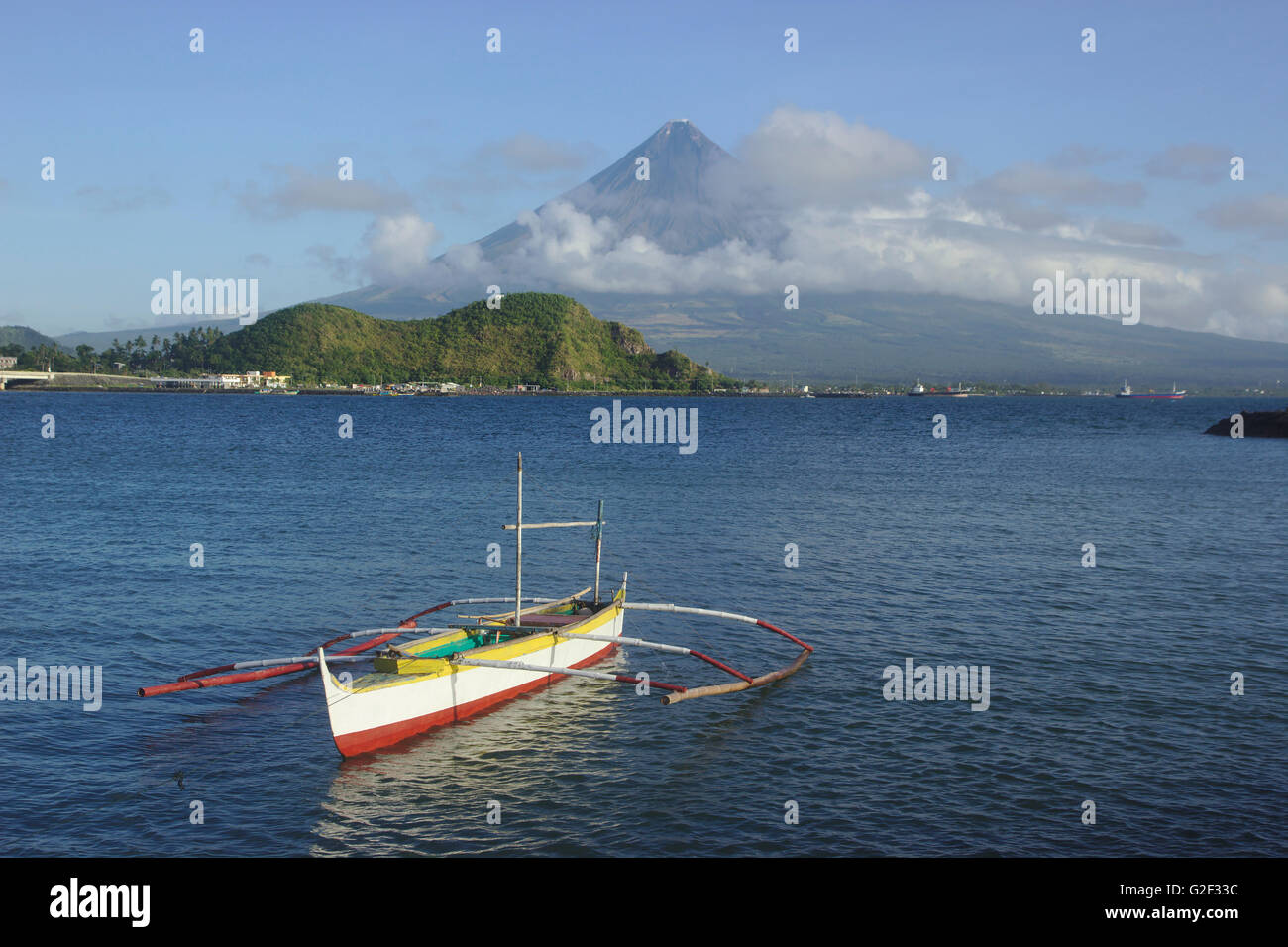 Mount Mayon and outrigger boat, bangka, on Gulf of Albay near Legazpi, Bicol, Philippines Stock Photo
