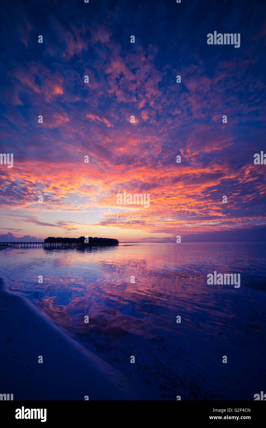 Colorful cloud sunset beach hi-res stock photography and images - Alamy