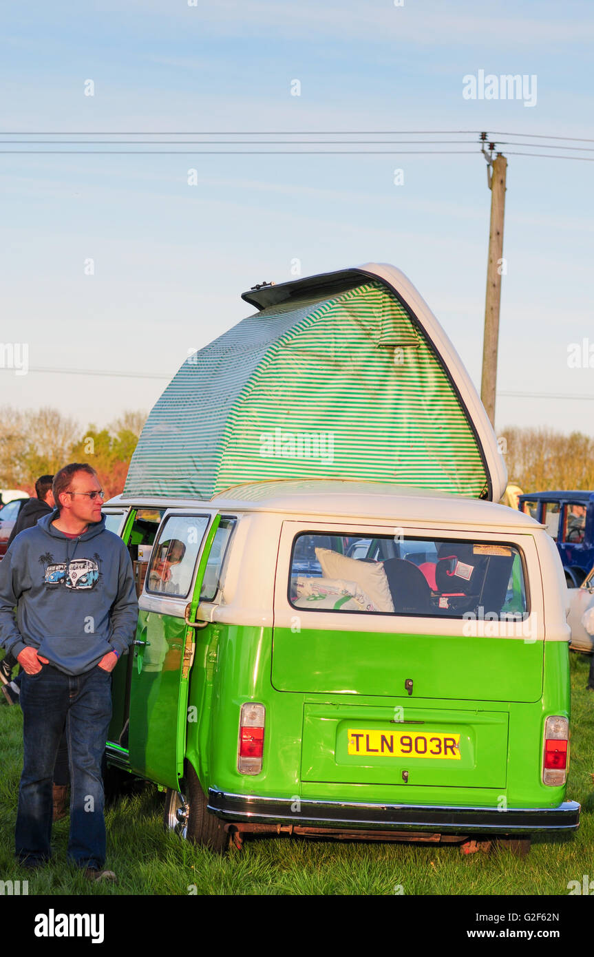 camper-van-at-a-classic-car-show-G2F62N.jpg