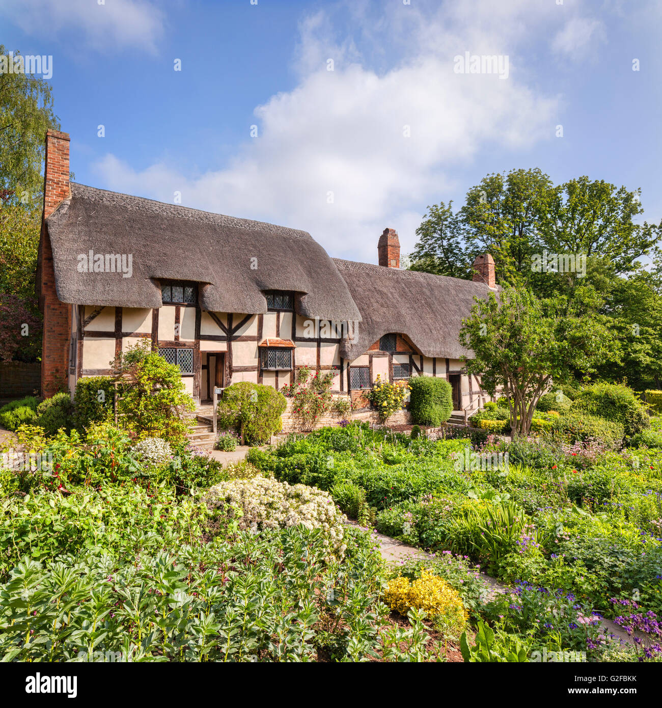 anne-hathaway-s-cottage-and-its-cottage-garden-shottery-stratford