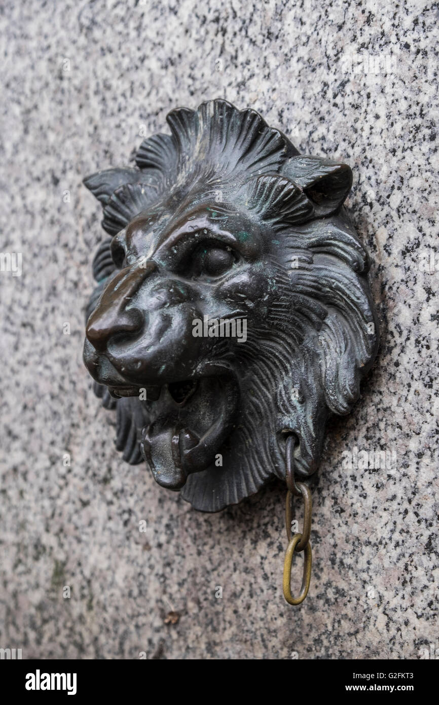 Brass lion statue hi-res stock photography and images - Alamy