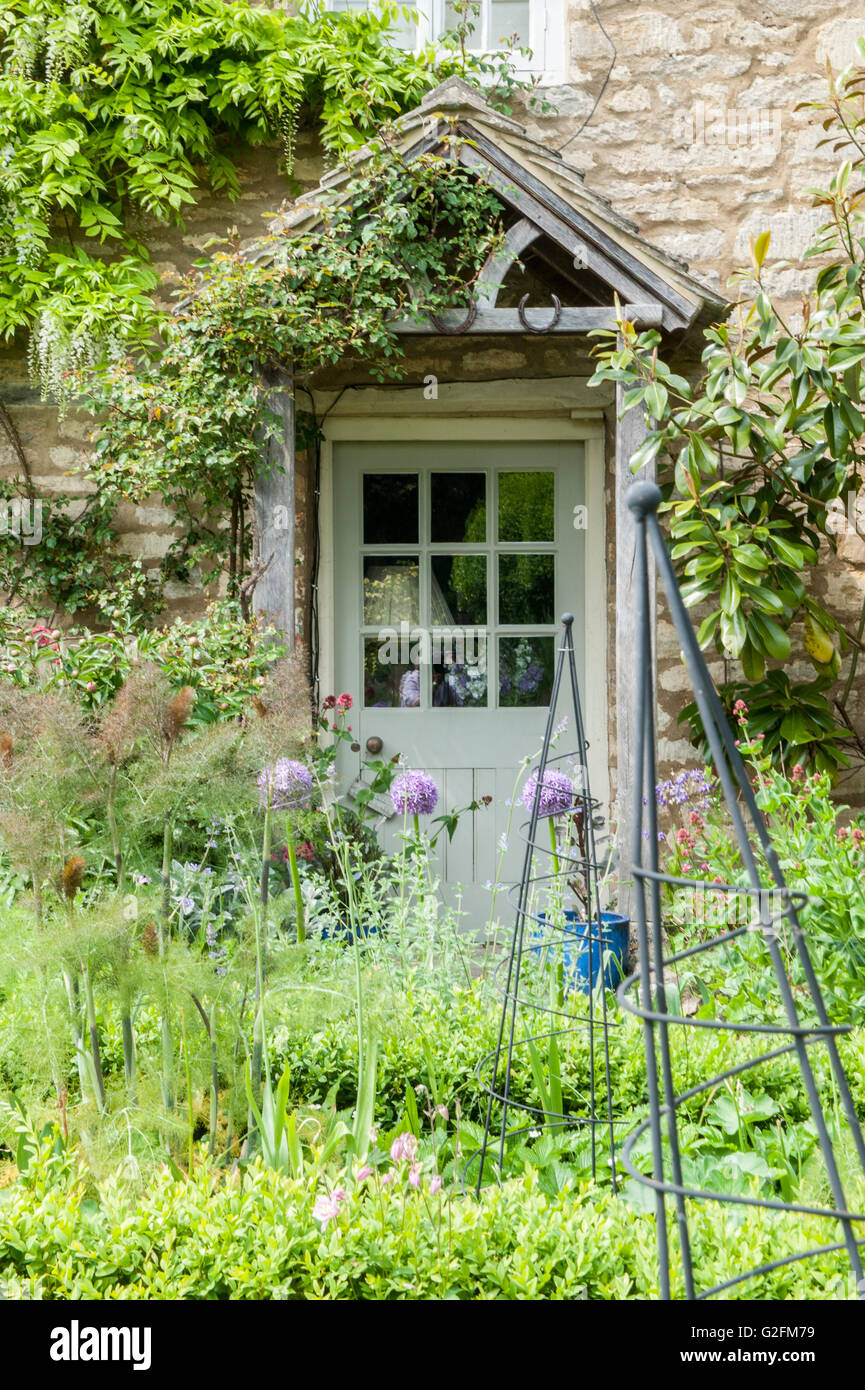 Traditional english cottage hi-res stock photography and images - Alamy