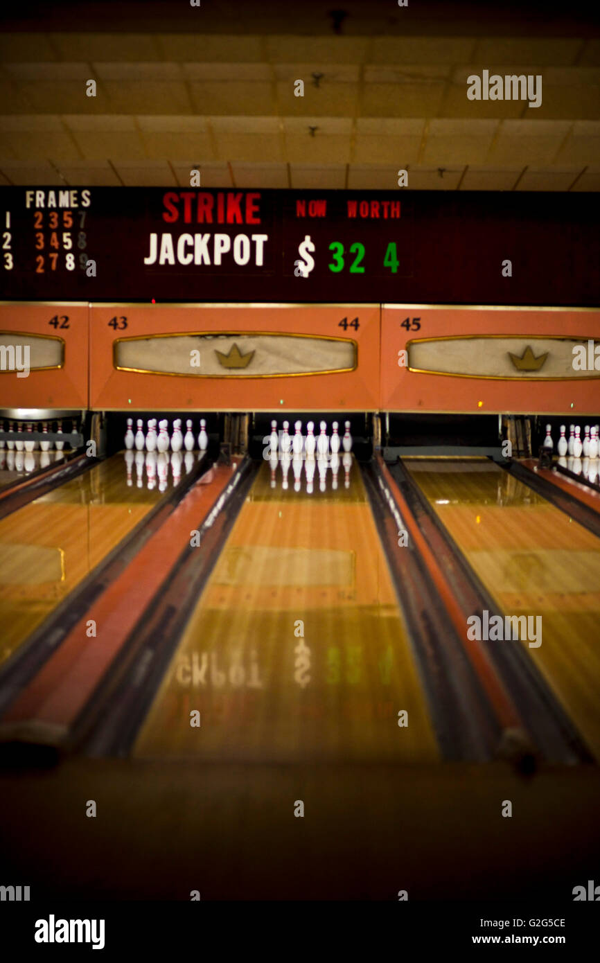 Bowling alley lanes hi-res stock photography and images - Alamy