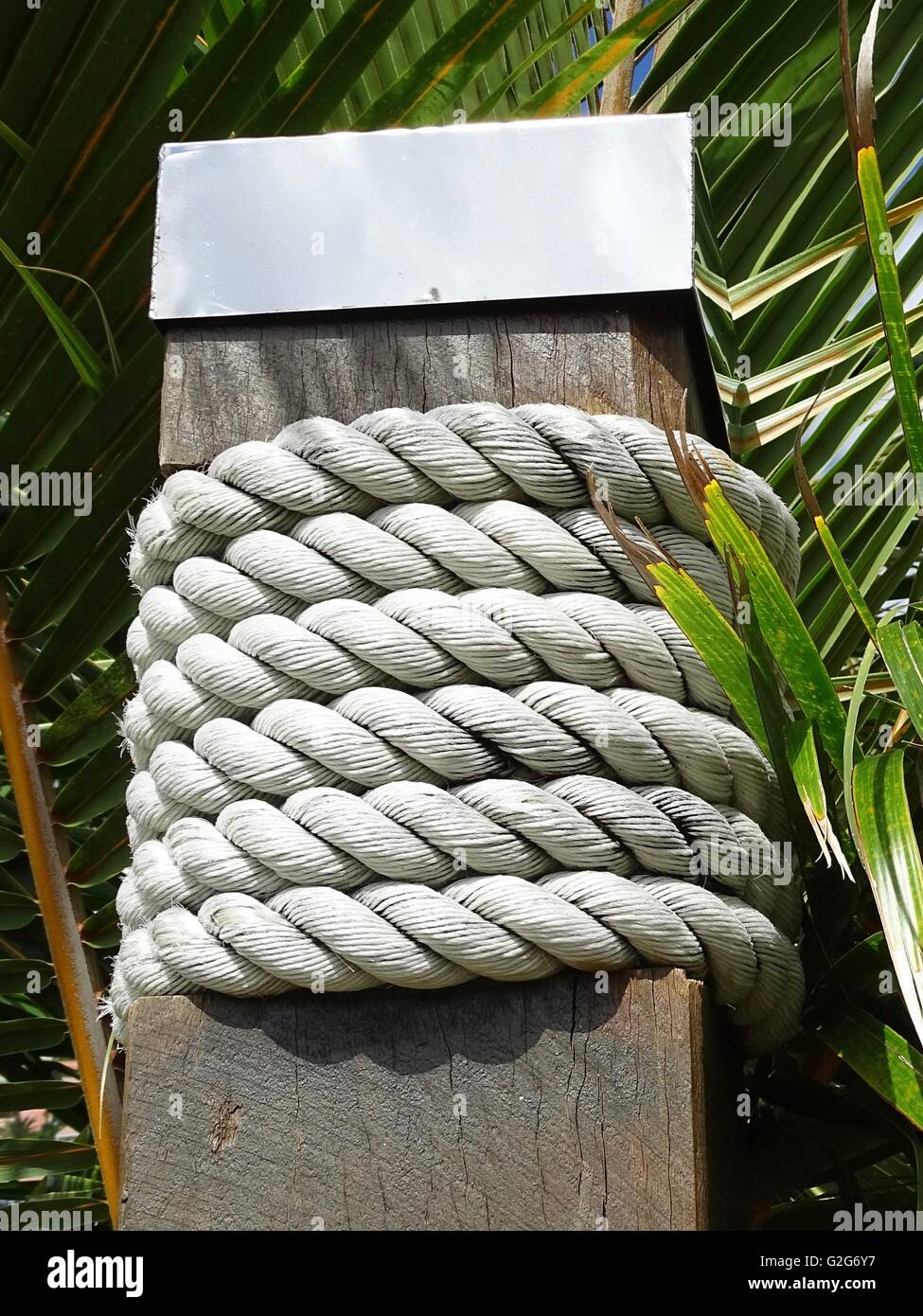 Rope wrapped around pole hires stock photography and images Alamy