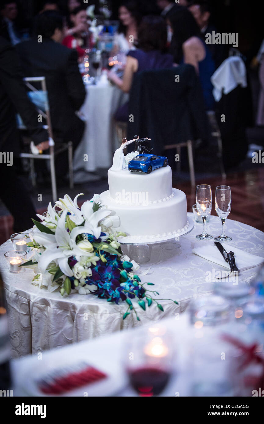 Bride and groom cake topper Stock Photo - Alamy