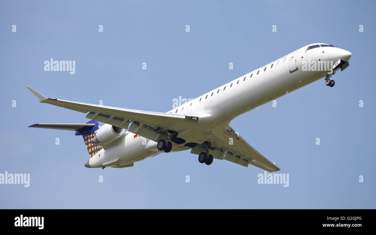 Bombardier crj 900 landing hi-res stock photography and images - Alamy