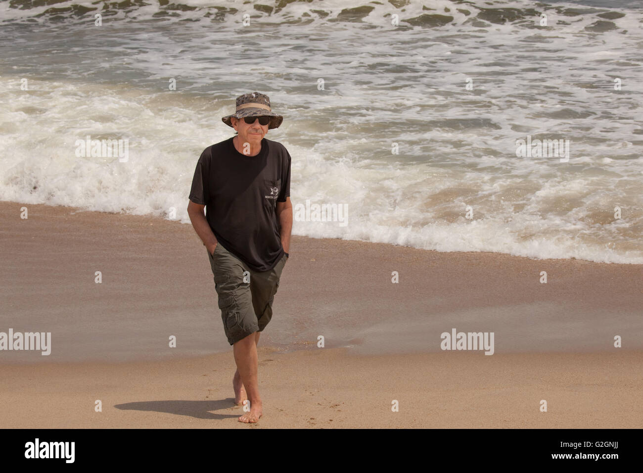 Strolling barefoot hires stock photography and images Alamy