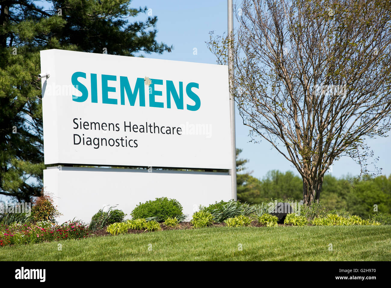 A logo sign outside of a facility occupied by Siemens Healthcare