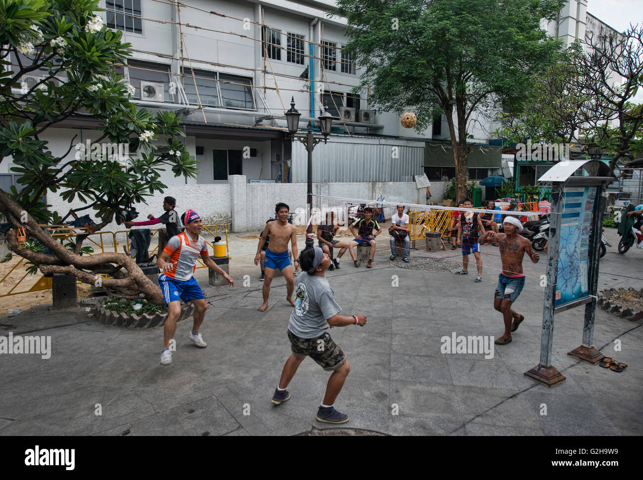 Locals playing sepak takraw (kick volleyball) in Bangkok, Thailand Stock Photo