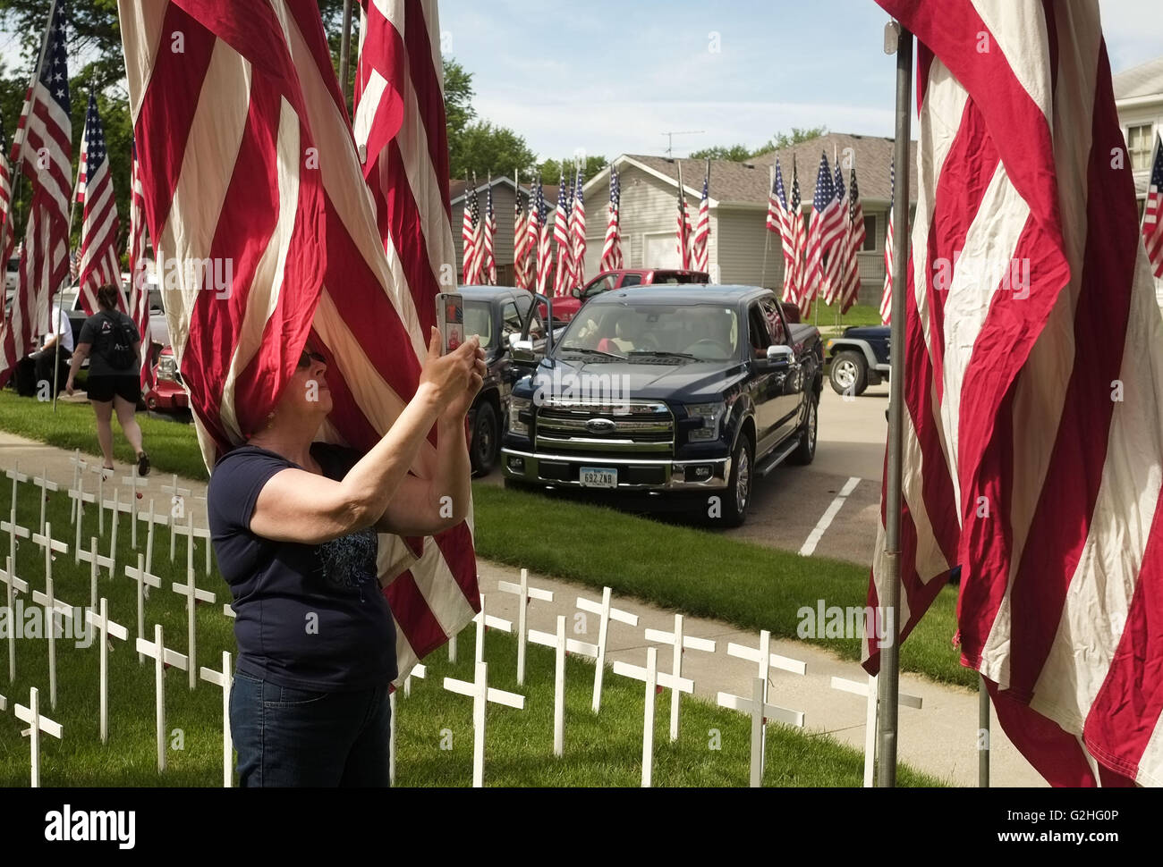 Le Mars, IOWA, USA. 30th May, 2016. BARB DETLOFF of Le Mars, Iowa, gets