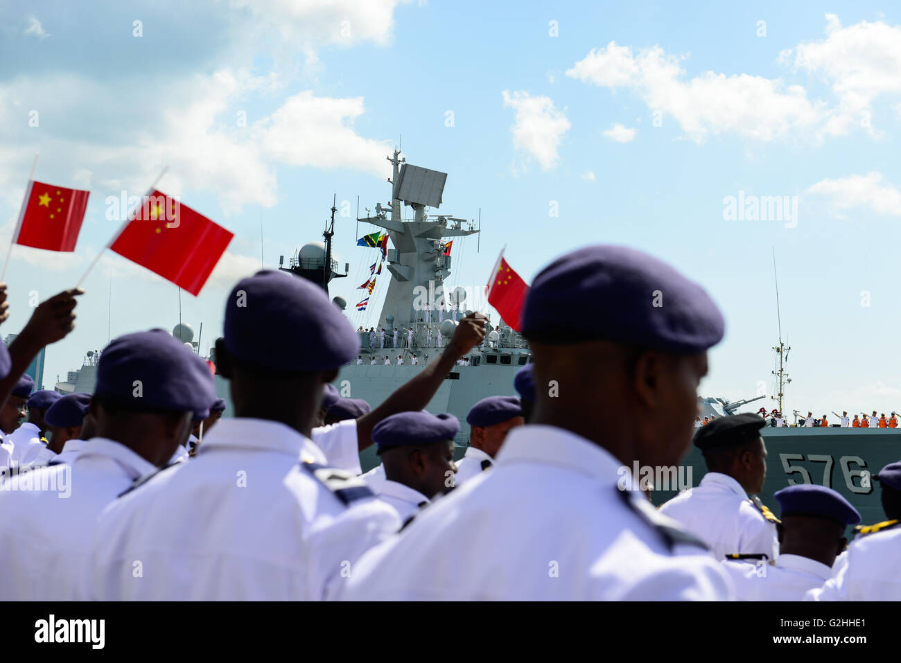 Dar Es Salaam, Tanzania. 30th May, 2016. Tanzanian Navy officials welcome?Chinese?naval missile?frigate Daqing at Dar es Salaam, Tanzania, on May 30, 2016. Three Chinese navy ships on Monday docked at Tanzania's Dar es Salaam Port for a four-day visit, aimed at sharing experience with their Tanzanian counterparts in how to curb piracy in the Indian Ocean. © Zhai Jianlan/Xinhua/Alamy Live News Stock Photo