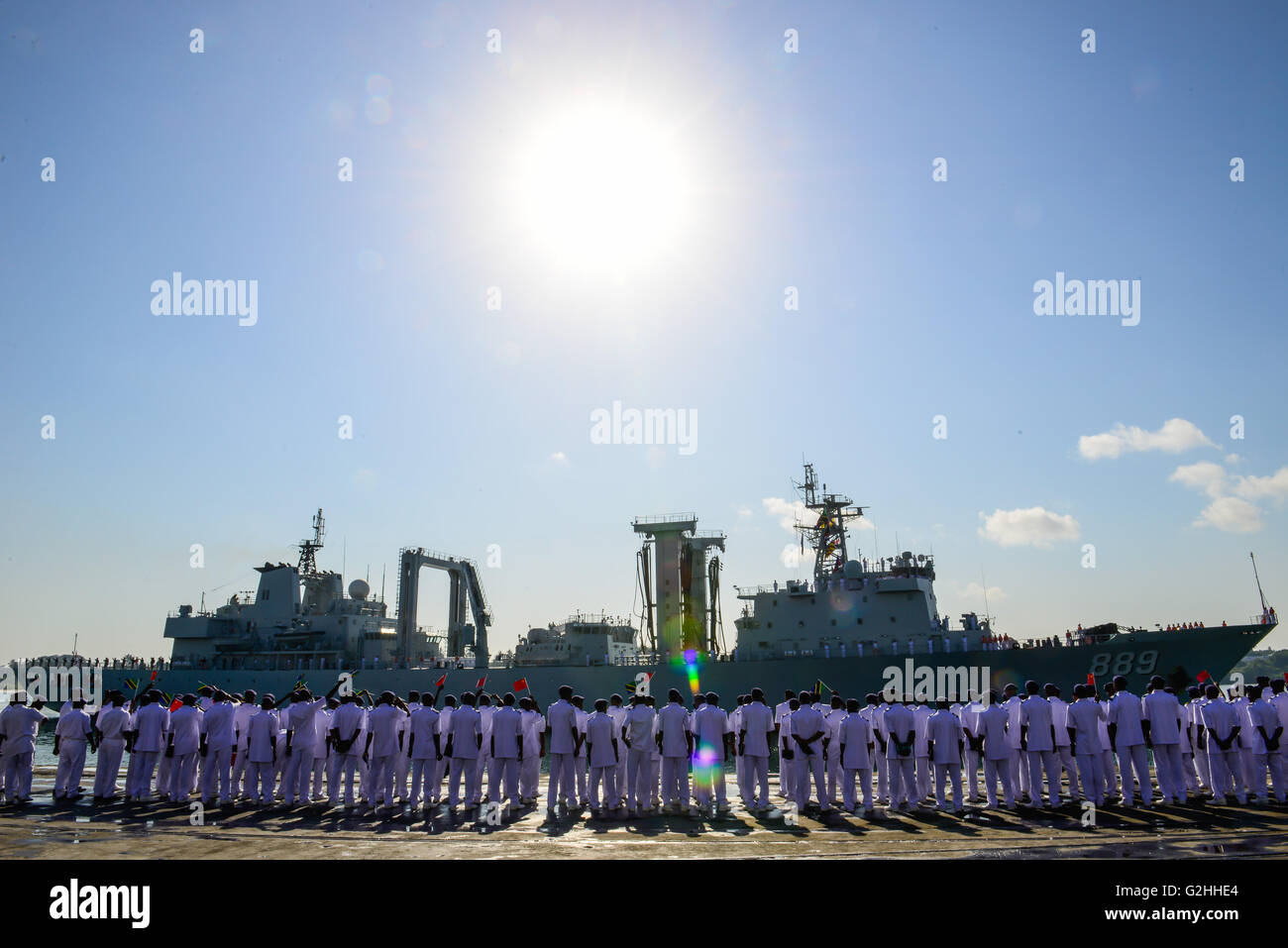 Dar Es Salaam, Tanzania. 30th May, 2016. Tanzanian Navy officials welcome?Chinese naval comprehensive supply ship?Taihu at Dar es Salaam, Tanzania, on May 30, 2016. Three Chinese navy ships on Monday docked at Tanzania's Dar es Salaam Port for a four-day visit, aimed at sharing experience with their Tanzanian counterparts in how to curb piracy in the Indian Ocean. © Zhai Jianlan/Xinhua/Alamy Live News Stock Photo