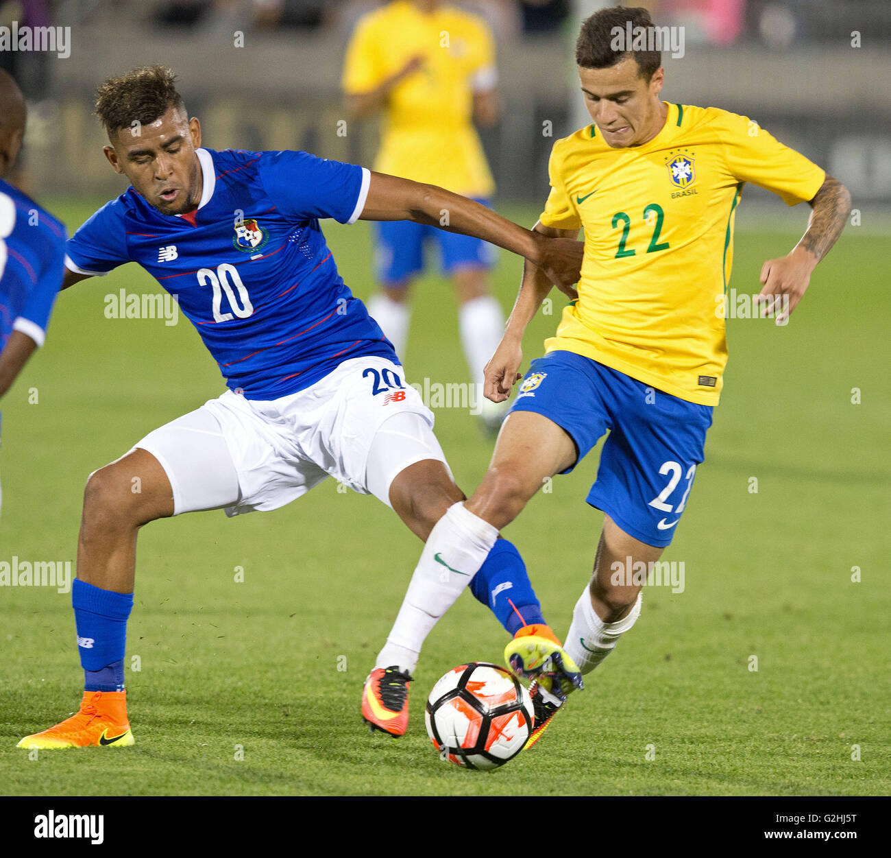 Commerce City, Colorado, USA. 29th May, 2016. Brazil MF PHILIPPE COUTINHO, right, battles for control of the ball with Panama MF ANIBAL GODOY, left, during a friendly match against Panama before the Copa de Oro at Dicks Sporting Goods Park Sunday Evening. Brazil beats Panama 2-0. © Hector Acevedo/ZUMA Wire/Alamy Live News Stock Photo