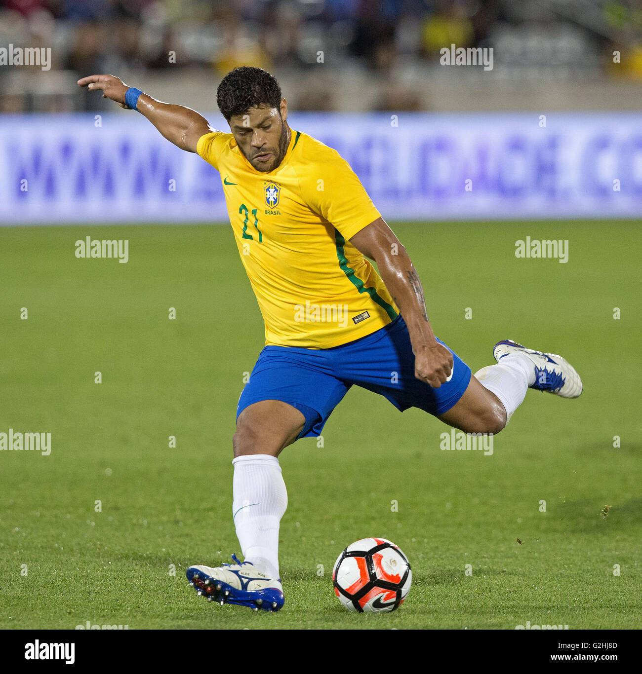 Commerce City, Colorado, USA. 29th May, 2016. Brazil's HULK readies to kick the ball at the Panama goal during a friendly match against Panama before the Copa de Oro at Dicks Sporting Goods Park Sunday Evening. Brazil beats Panama 2-0. © Hector Acevedo/ZUMA Wire/Alamy Live News Stock Photo