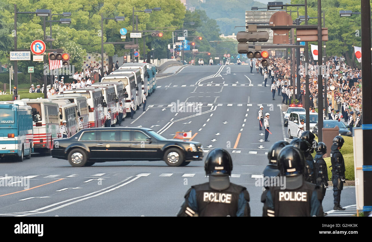 May 27, 2016, Hiroshima, Japan : U.S. Presidential Cadillac Limousine 'The Beast' leaves at the Hiroshima Peace Memorial Park in Hiroshima, Japan, on May 27, 2016. © AFLO/Alamy Live News Stock Photo