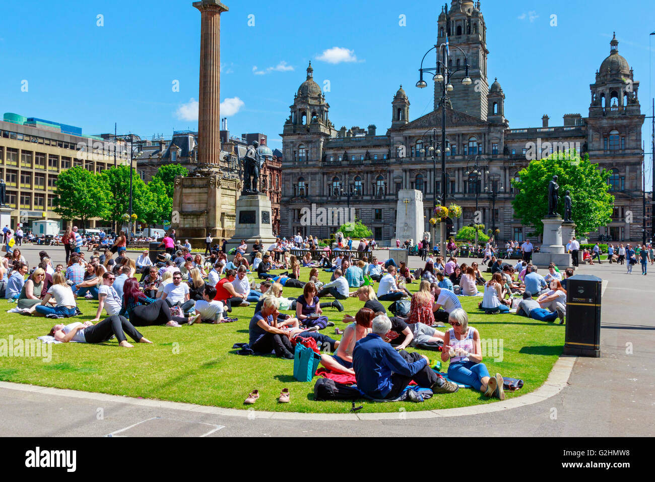Glasgow, Scotland, UK. 31st May, 2016. Office workers take advantage of