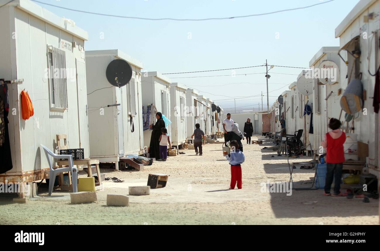 Zarqa, Jordan. 31st May, 2016. Syrian refugees are seen at the Mrajeeb Al Fhood refugee east of the city of Zarqa, Jordan, May 31, 2016. © Mohammad Abu Ghosh/Xinhua/Alamy Live News