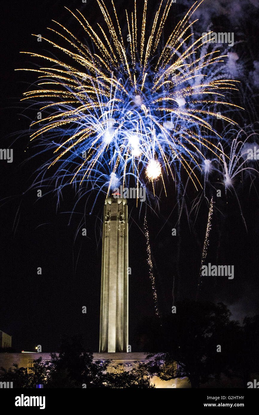 Kansas City, Missouri, USA. 30th May, 2016. Fireworks at the Liberty