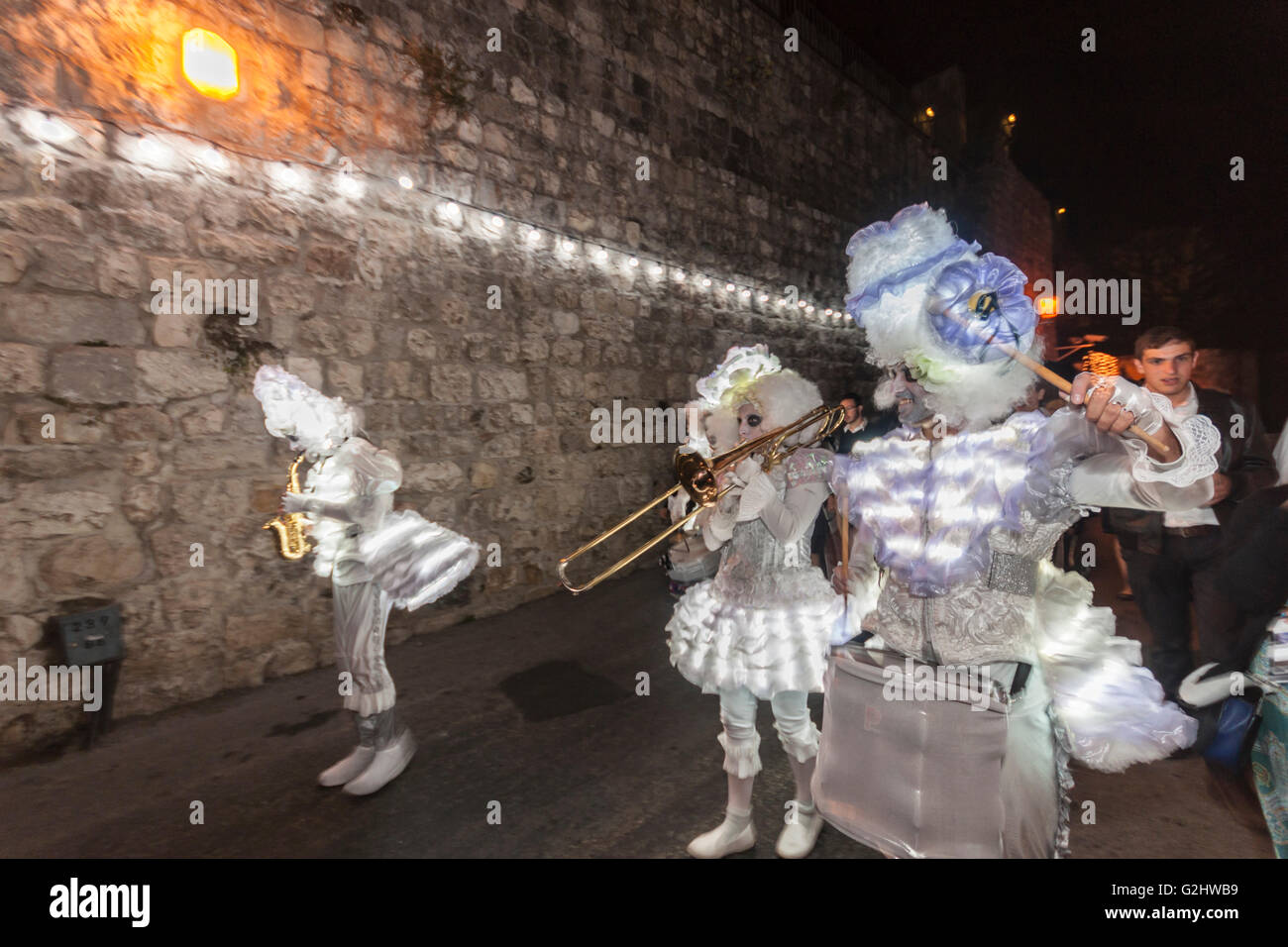 Jerusalem. 31st May, 2016. Pyromania Group's 'The Illuminated Orchestra' brass band, dressed with LED-lit clothes, play in the old city of Jerusalem during the 'Light in Jerusalem' festival, 2016 Credit:  Yagil Henkin/Alamy Live News Stock Photo