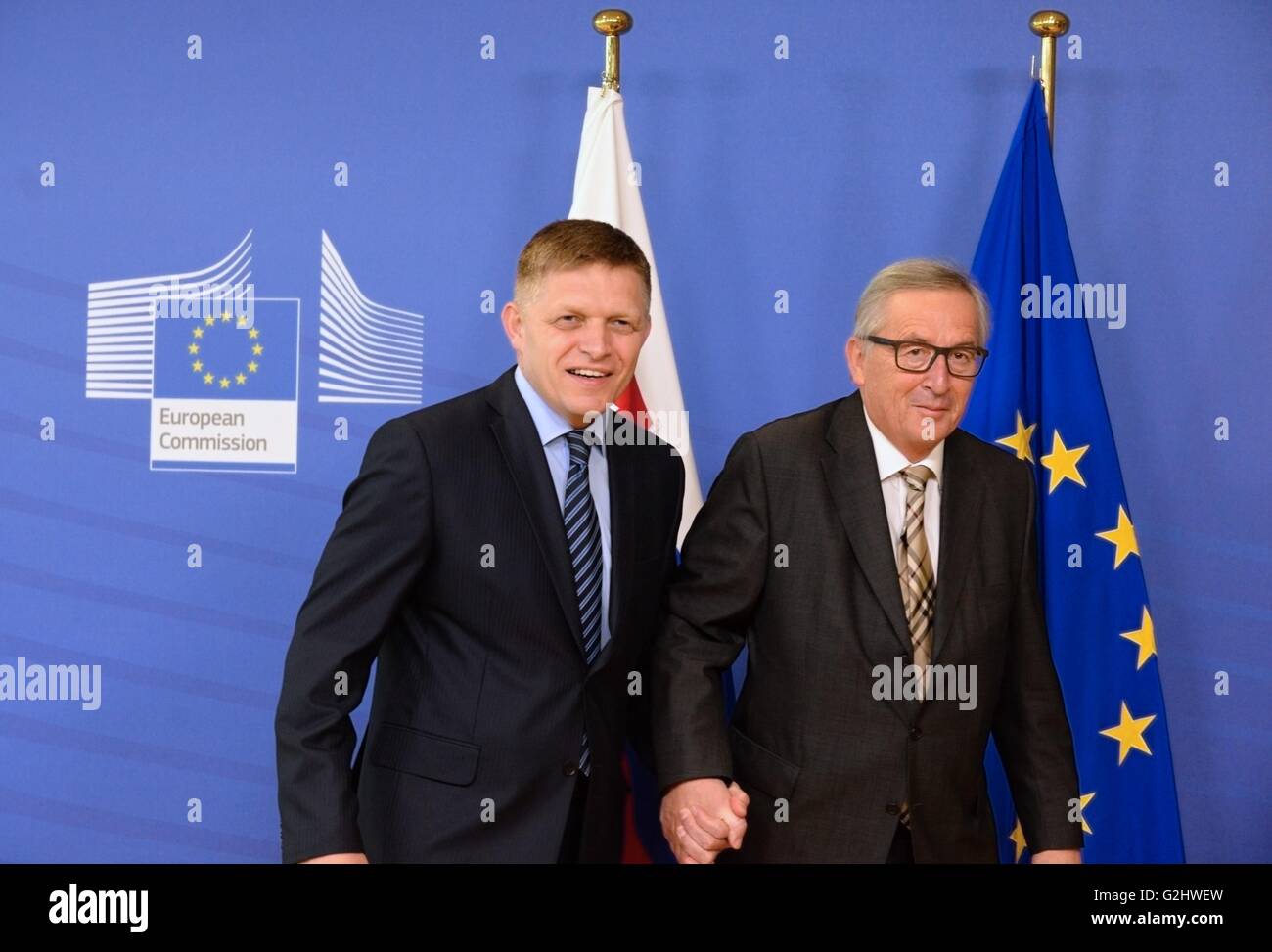 Brussels, Belgium. 01st June, 2016. Prime Minister Robert Fico (left) talks with EC President Jean-Claude Juncker (right) and European Council President Donald Tusk (not pictured) in Brussels, Belgium, June 1, 2016. In early July, the Netherlands will pass its EU presidency to Slovakia. Credit:  Jakub Dospiva/CTK Photo/Alamy Live News Stock Photo