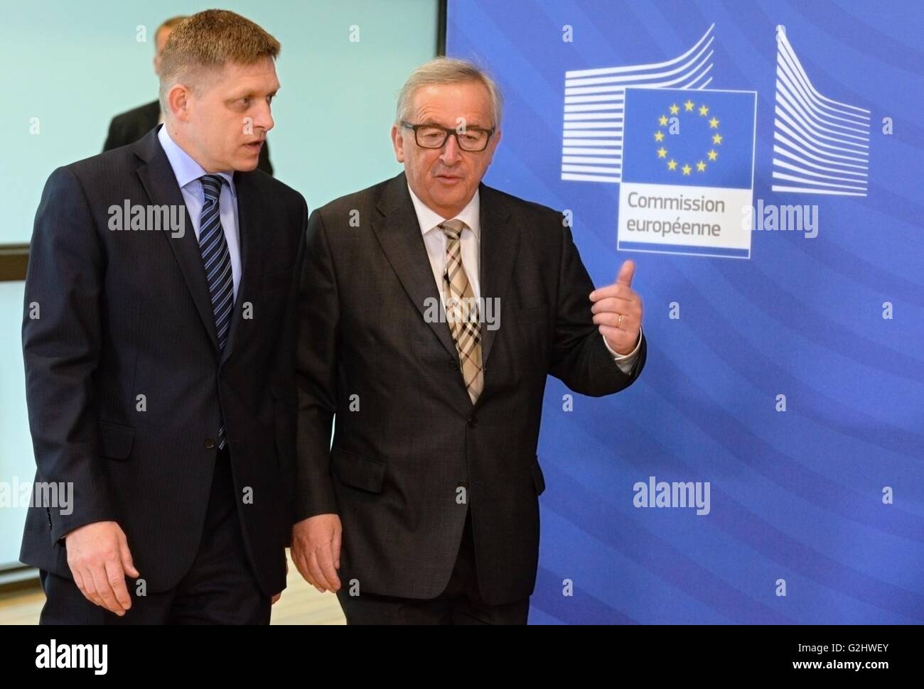 Brussels, Belgium. 01st June, 2016. Slovak Prime Minister Robert Fico (left) talks with EC President Jean-Claude Juncker (right) and European Council President Donald Tusk (not pictured) in Brussels, Belgium, June 1, 2016. In early July, the Netherlands will pass its EU presidency to Slovakia. Credit:  Jakub Dospiva/CTK Photo/Alamy Live News Stock Photo