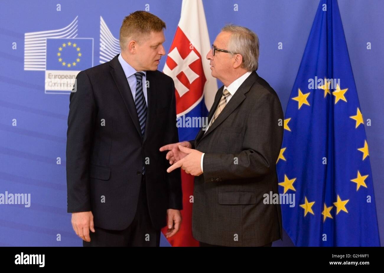Brussels, Belgium. 01st June, 2016. Slovak Prime Minister Robert Fico (left) talks with EC President Jean-Claude Juncker (right) and European Council President Donald Tusk (not pictured) in Brussels, Belgium, June 1, 2016. In early July, the Netherlands will pass its EU presidency to Slovakia. Credit:  Jakub Dospiva/CTK Photo/Alamy Live News Stock Photo