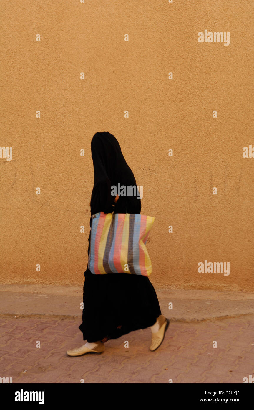 Veiled arab woman hi-res stock photography and images - Alamy