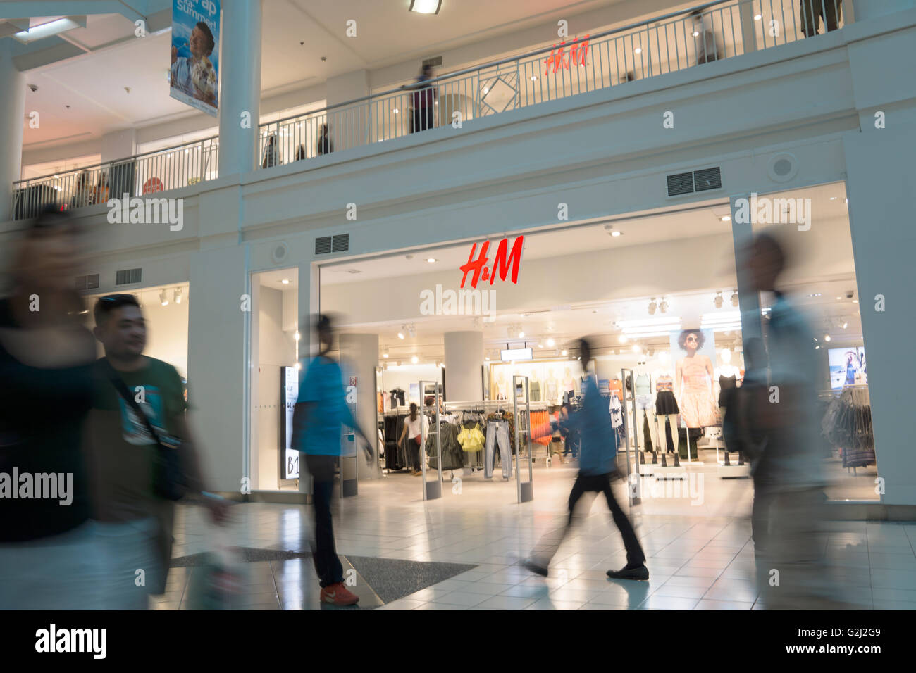 H&M shop in Ayala Mall,Cebu City,Philippines with blurred shoppers in the  foreground Stock Photo - Alamy