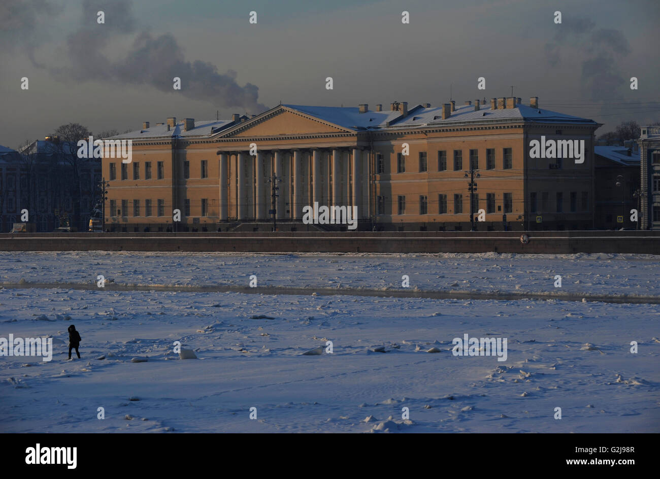 Rusia. Saint Petersburg. Person walking on the frozen Neva river during the winter surface. Stock Photo