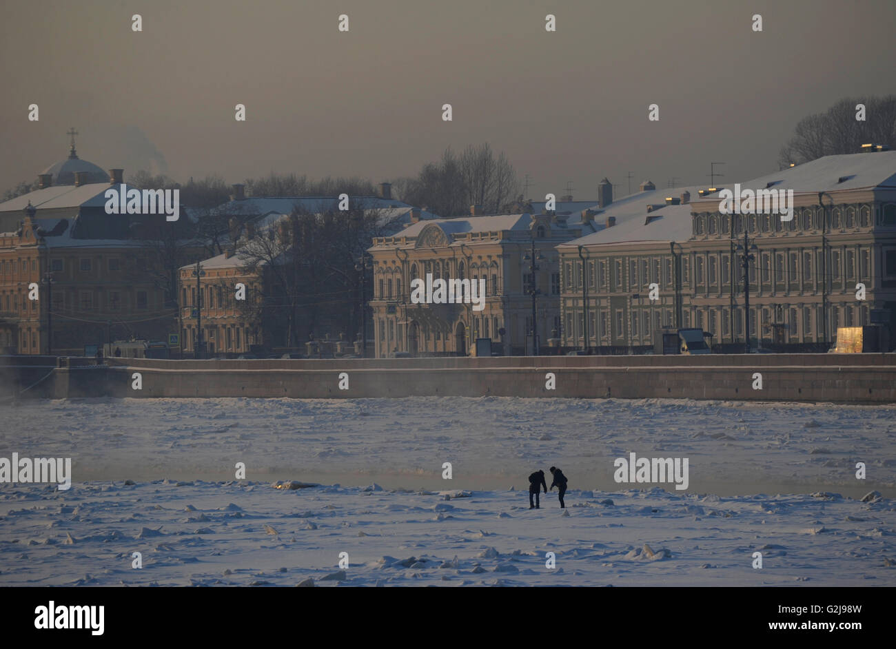 Rusia. Saint Petersburg. People walking on the frozen Neva river during the winter surface. Stock Photo