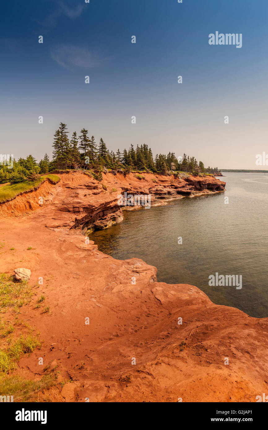 Eroding red shoreline at Fernwood on Prince Edward Island, Canada Stock Photo