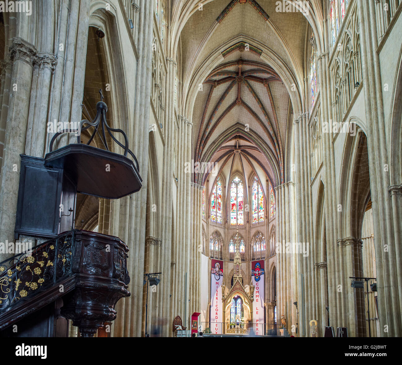 Apse and pulpit in nave of Cathedral of Sainte-Marie de Bayonne Cathedral.  Bayonne, Aquitaine. France. Stock Photo