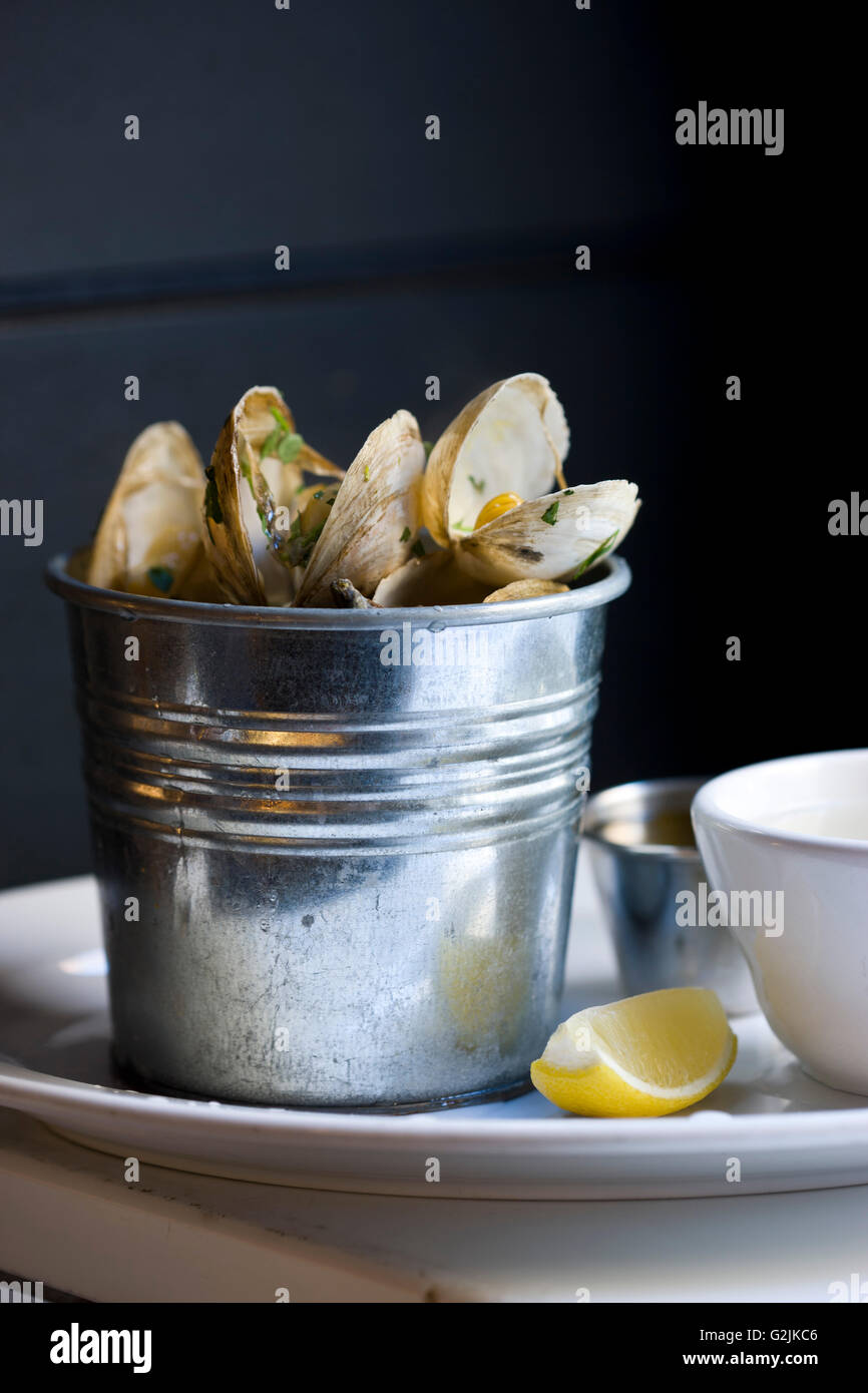 Bucket of clams hi-res stock photography and images - Alamy