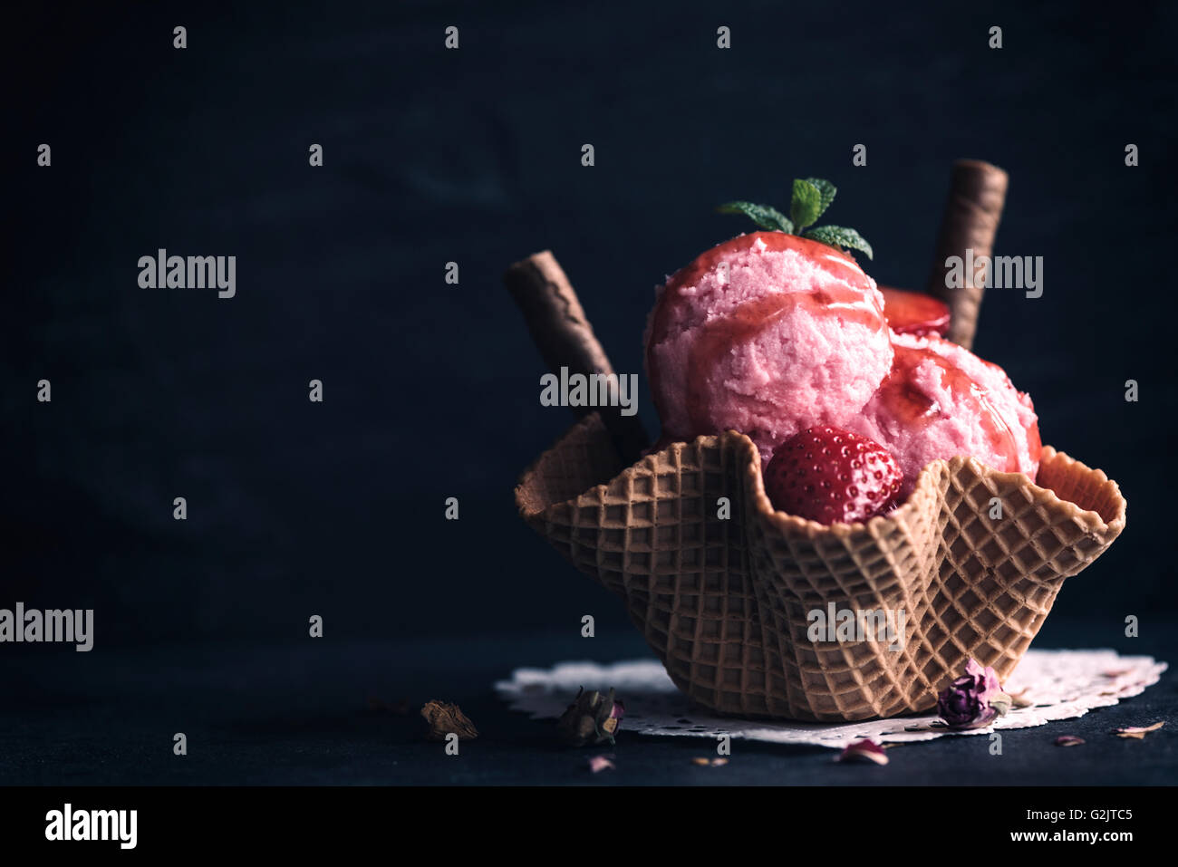 Раста вшее мороженое ре ли над башней. Мороженое с шоколадом и орехами. Rust арты. Мороженое ожидание реальность. Маяк раст арт.