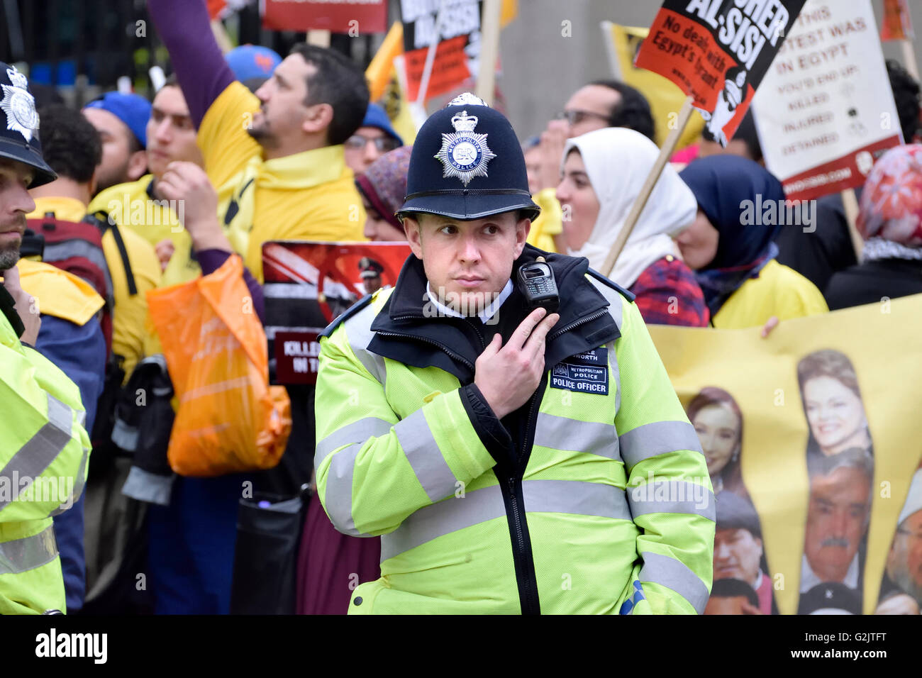 London, Nov 5th. Police officer and demonstrators for and against President Sisi of Egypt protest in Whitehall awaiting.... Stock Photo