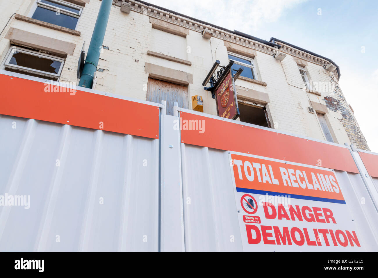 A fenced off pub with demolition sign, Nottingham, England, UK Stock Photo