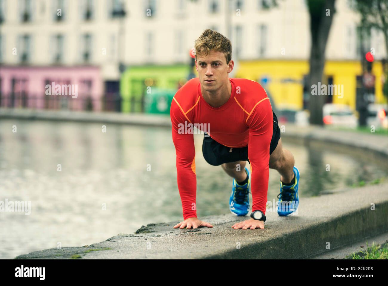 Young male doing push ups. Exercising outdoors Stock Photo - Alamy