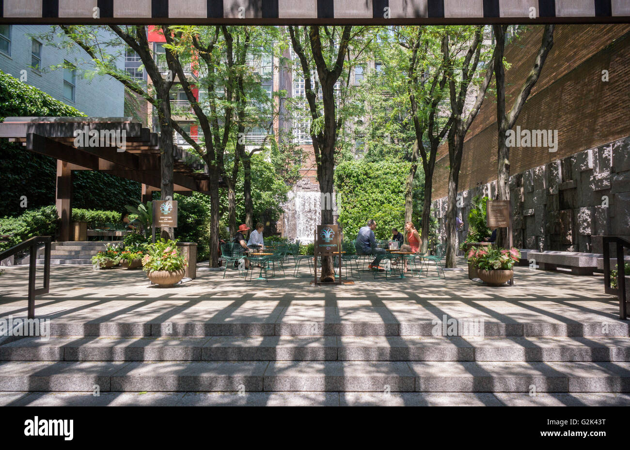 Greenacre Park, a vest pocket park on East 51 St. in Midtown in New York on Saturday, May 28, 2016. The small park is a privately owned public space (POPS). (© Richard B. Levine) Stock Photo