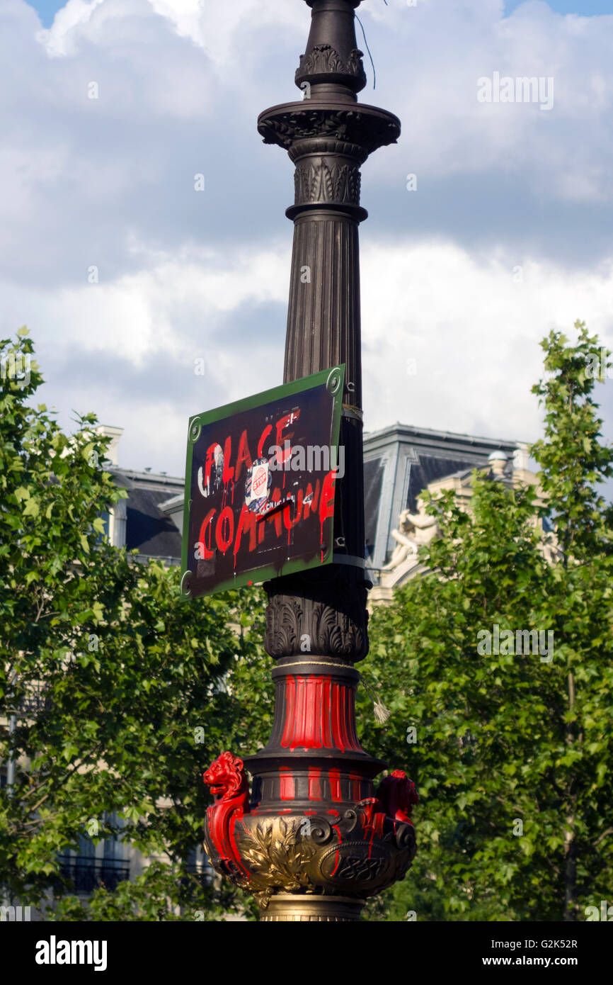 Place de la Republique, Paris: Street sign changed to read 'Place commune' Stock Photo