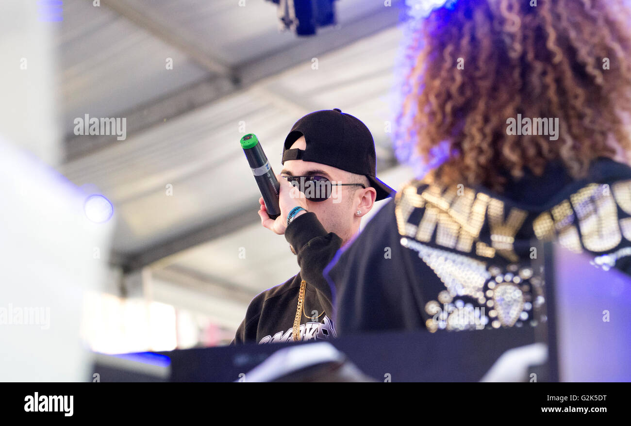 Spanish MC 'Lopes' sings at freestyle battle 'RedBull Batalla de Los