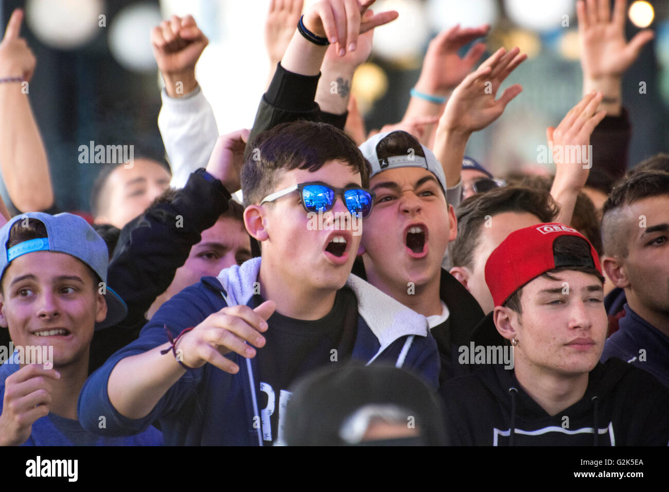 Public encourages at freestyle battle 'RedBull Batalla de Los Gallos ...