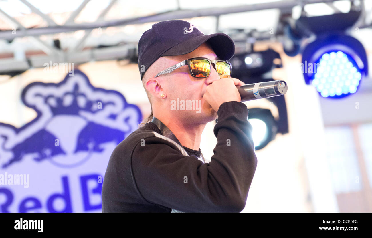 Spanish Rapper 'Arce' sings at freestyle battle 'RedBull Batalla de Los