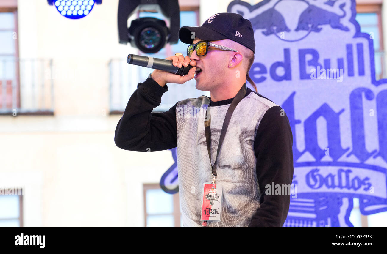 Spanish Rapper 'Arce' sings at freestyle battle 'RedBull Batalla de Los