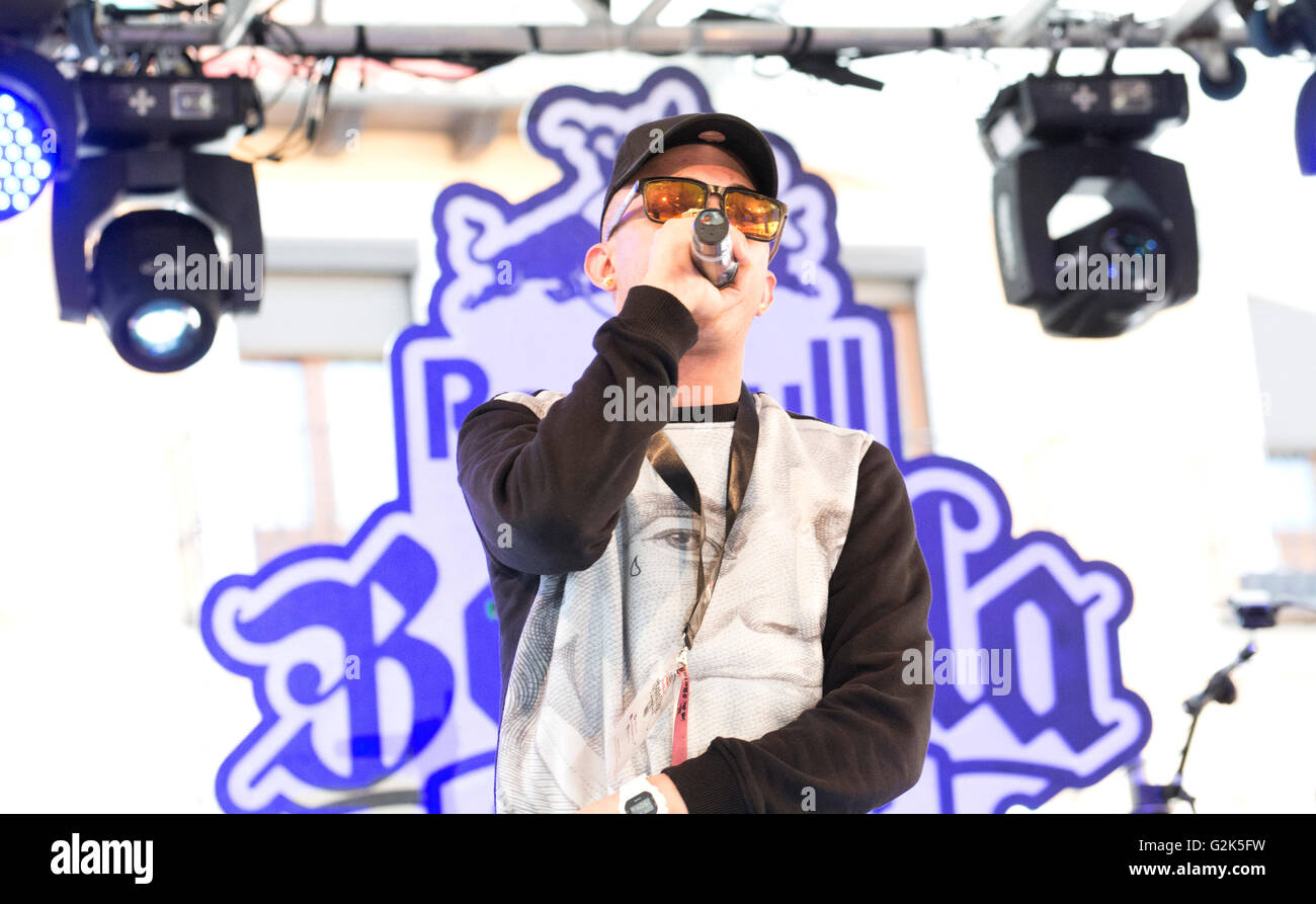 Spanish Rapper 'Arce' sings at freestyle battle 'RedBull Batalla de Los