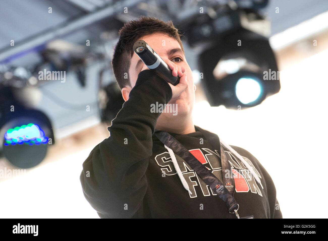 Spanish MC 'Force' sings at freestyle battle 'RedBull Batalla de Los ...