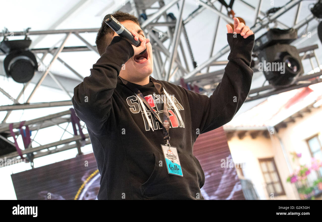 Spanish MC 'Force' sings at freestyle battle 'RedBull Batalla de Los ...