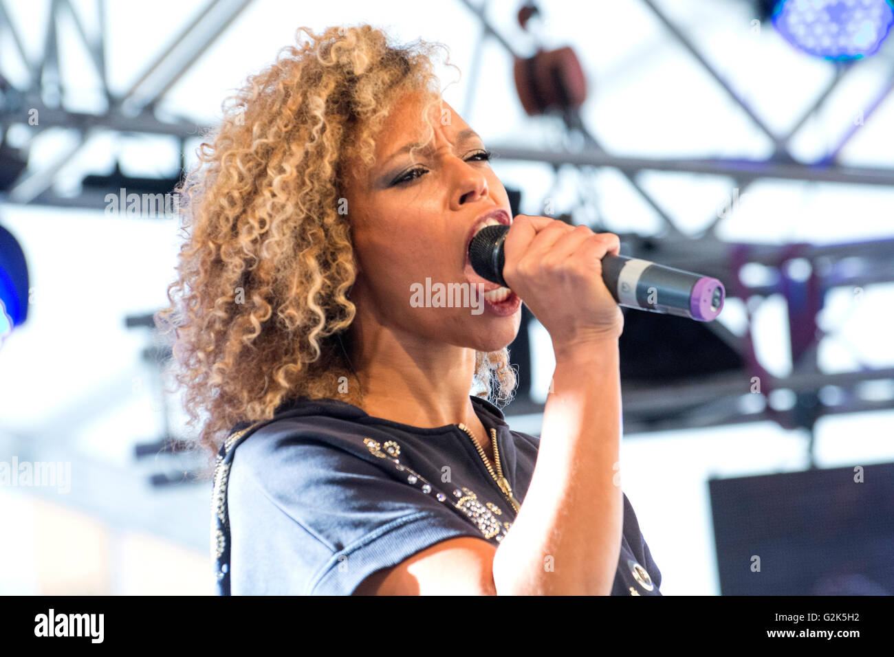 Speaker 'Mary Queen' talks at freestyle battle 'RedBull Batalla de Los