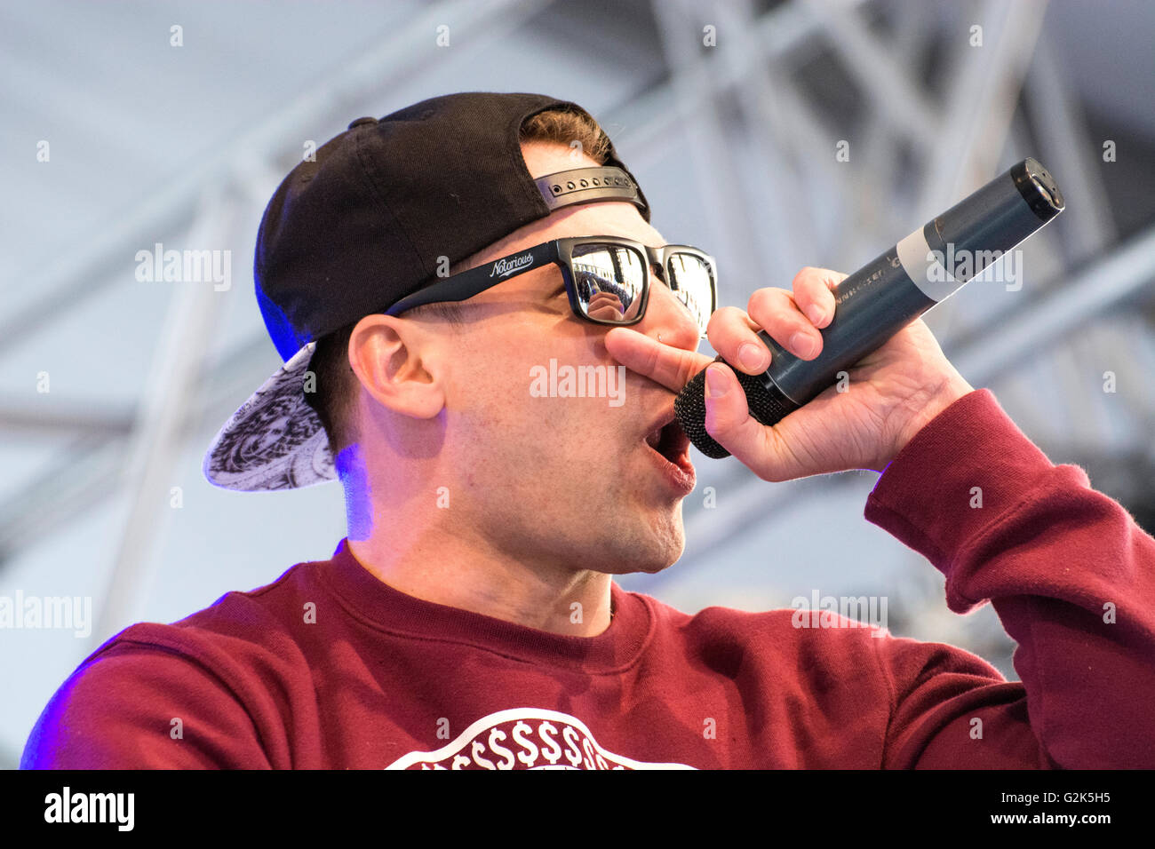 Spanish MC 'Invert' sings at freestyle battle 'RedBull Batalla de Los ...