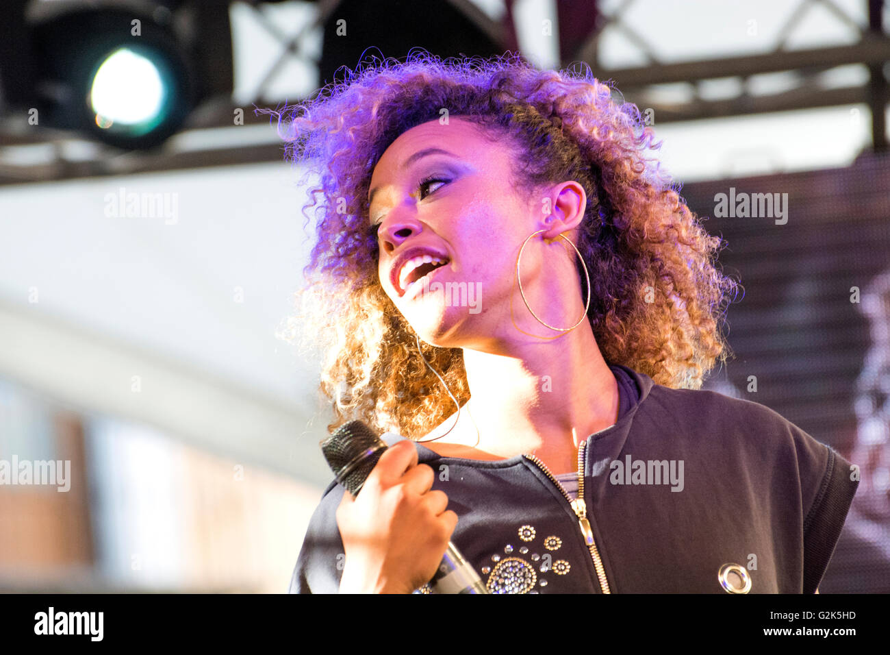 Speaker 'Mary Queen' at freestyle battle 'RedBull Batalla de Los Gallos