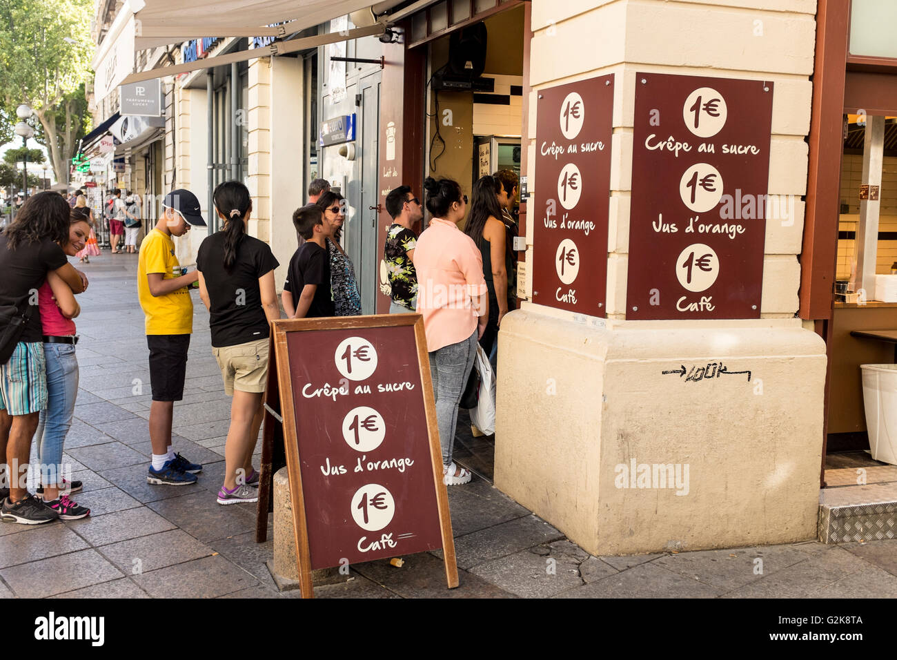 People queuing at 1€ drink shop, Avignon, Vaucluse, Provence-Alpes-Côte d'Azur, France Stock Photo